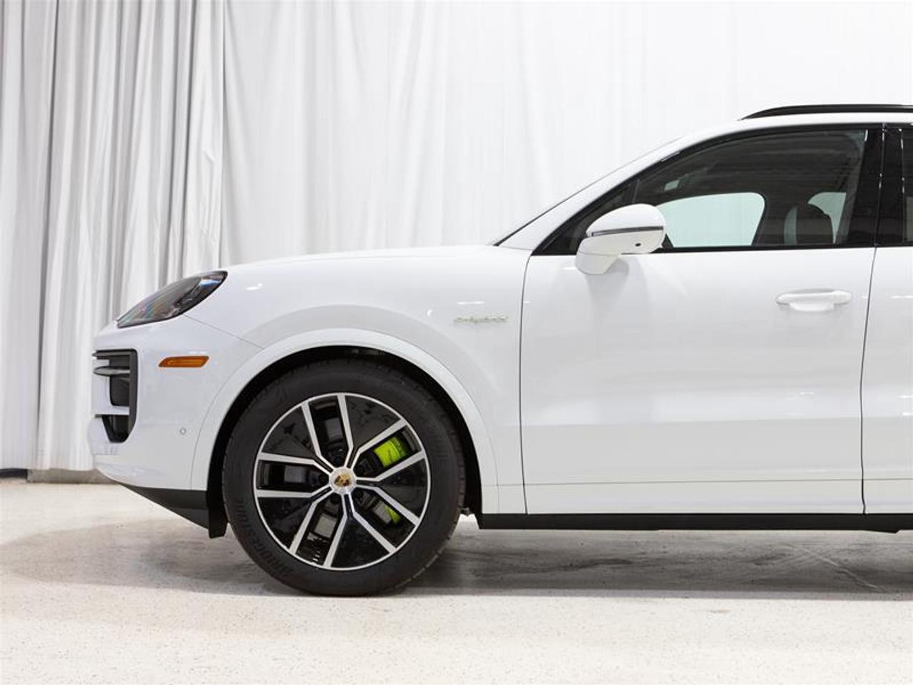 2024 Porsche Cayenne S e-Hybrid AWD Photo4