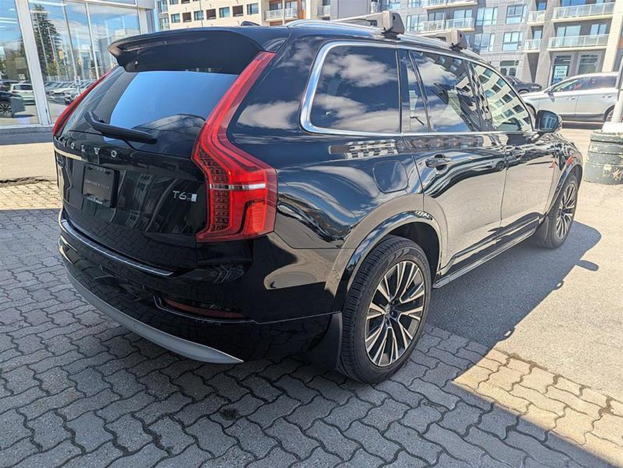 2022 Volvo XC90 T6 AWD Momentum 6-Seater Photo