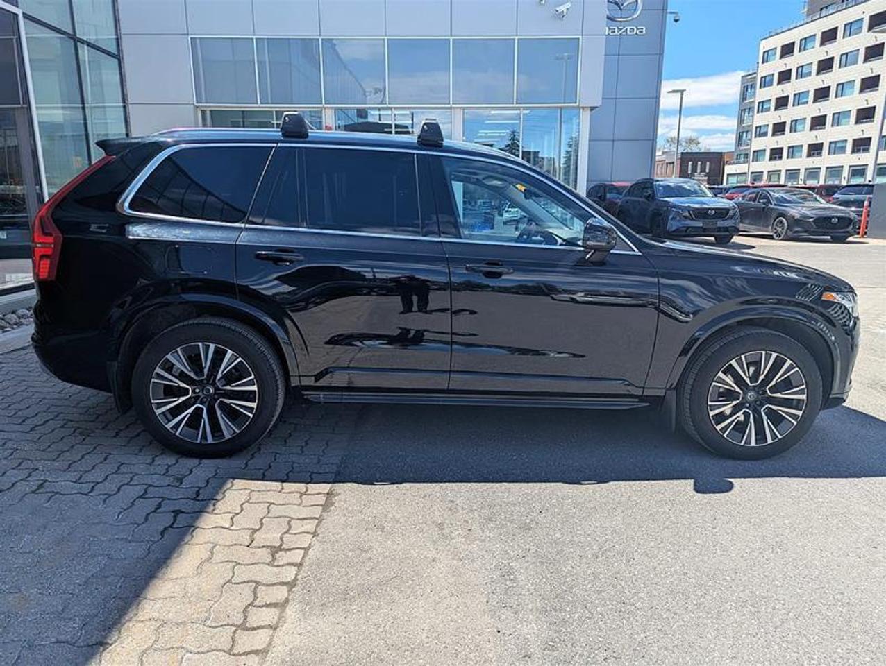 2022 Volvo XC90 T6 AWD Momentum 6-Seater Photo