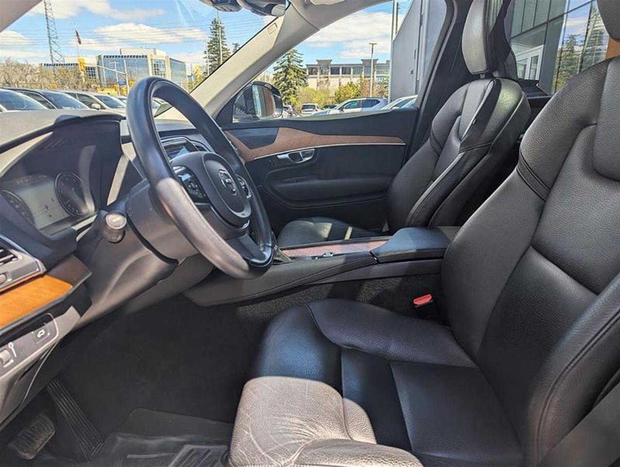 2022 Volvo XC90 T6 AWD Momentum 6-Seater Photo