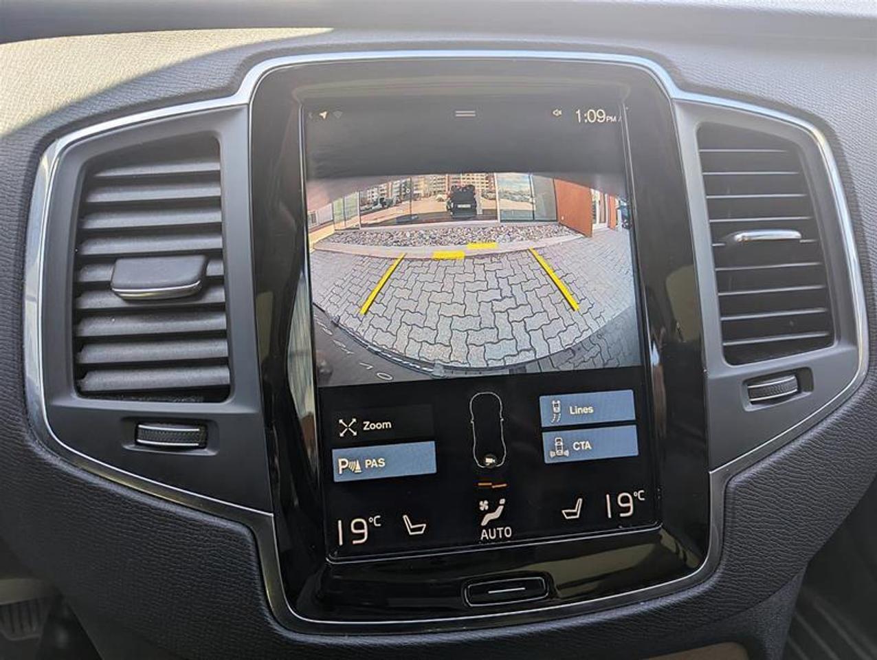 2022 Volvo XC90 T6 AWD Momentum 6-Seater Photo