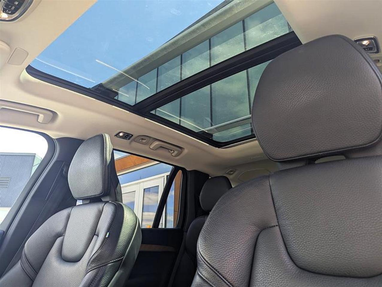 2022 Volvo XC90 T6 AWD Momentum 6-Seater Photo