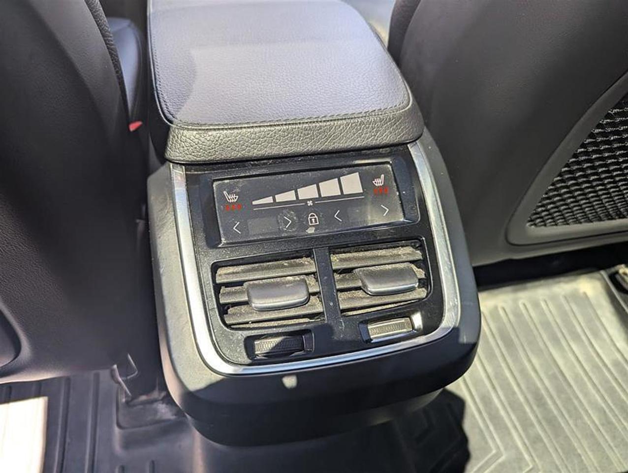 2022 Volvo XC90 T6 AWD Momentum 6-Seater Photo
