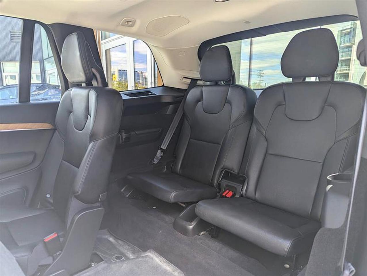 2022 Volvo XC90 T6 AWD Momentum 6-Seater Photo