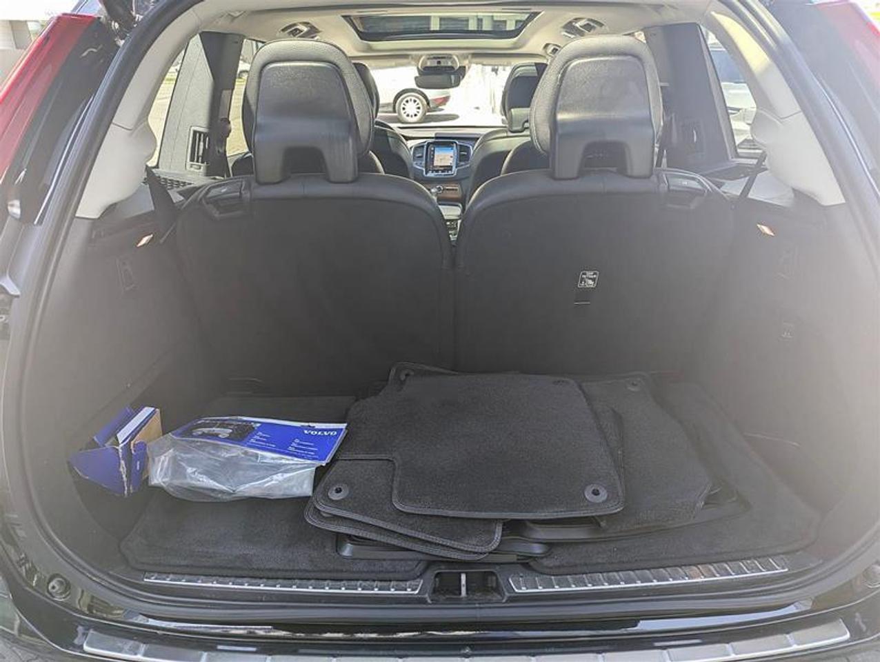 2022 Volvo XC90 T6 AWD Momentum 6-Seater Photo