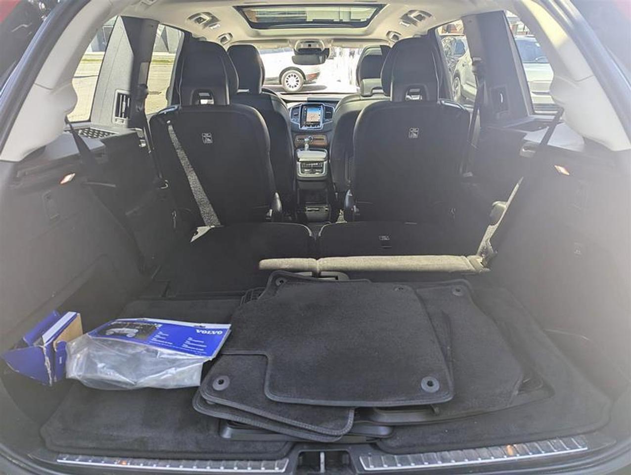 2022 Volvo XC90 T6 AWD Momentum 6-Seater Photo