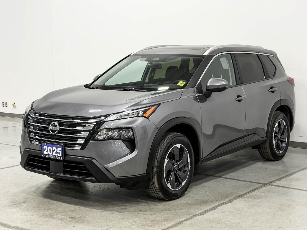 2025 Nissan Rogue SV AWD, Apple CarPlay, Back Up Cam, Pano Roof! Photo