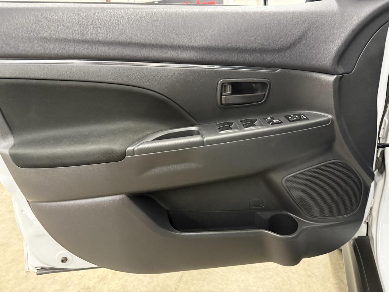 2023 Mitsubishi RVR ES Photo