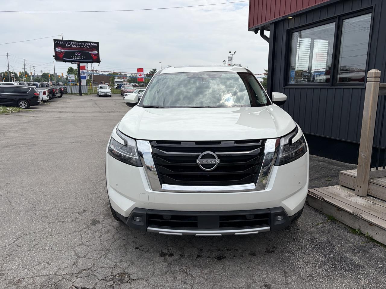 2022 Nissan Pathfinder SL | 8 PASS | FULLY LOADED Photo2