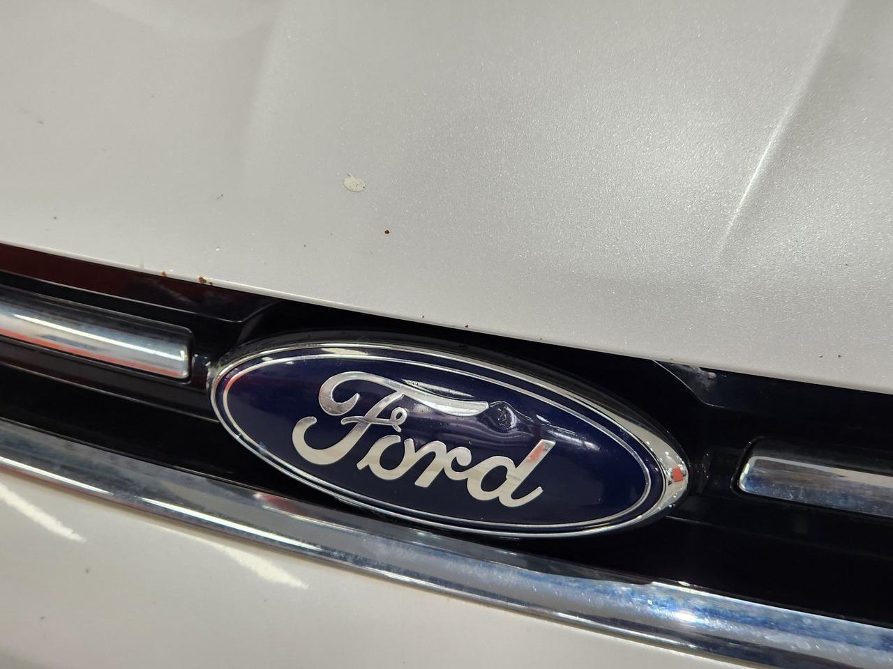 2016 Ford Escape Titanium SUNROOF NAVI LEATHER PWR HATCH Photo2