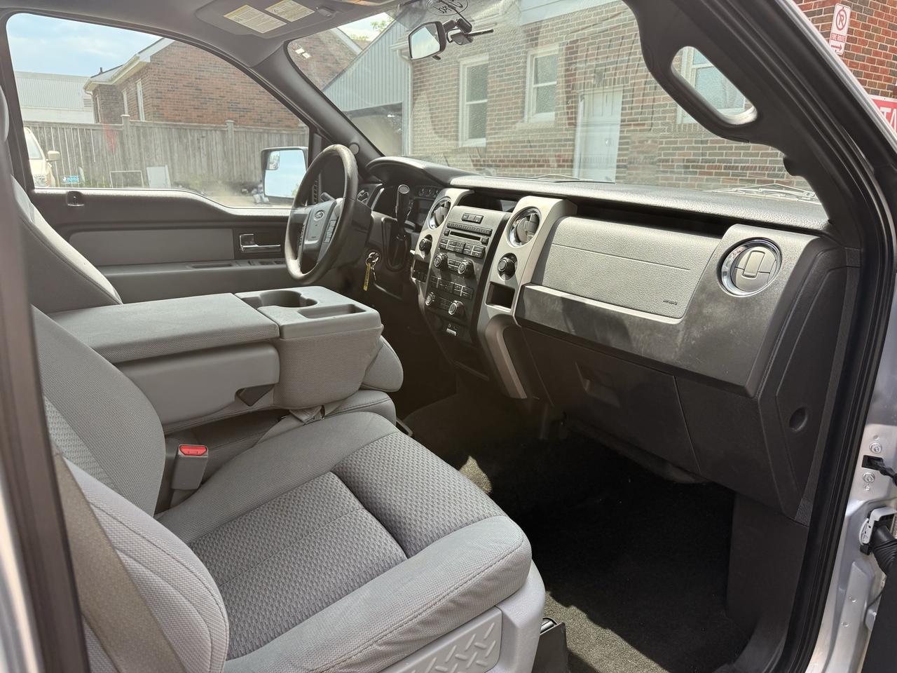 2013 Ford F-150 XLT | Crew Cab | Topper Photo