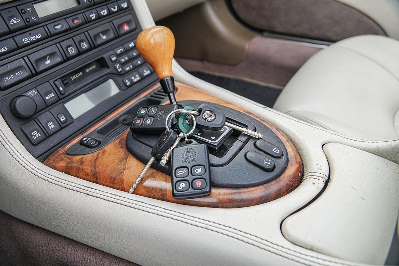 1999 Jaguar XK8 Convertible |HARMAN&KARDON|HEATED SEATS|BEIGE INT Photo