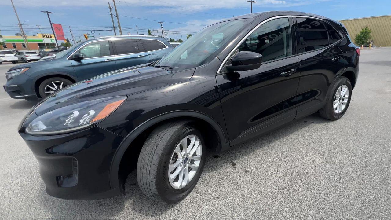 2020 Ford Escape AWD, HEATED SEATS, BACK UP CAMERA, NAV!! Photo3