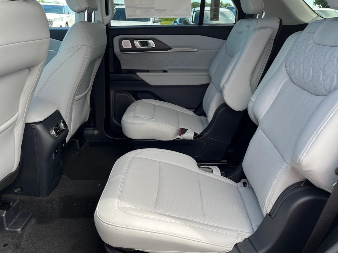 2026 Ford Explorer Platinum Photo