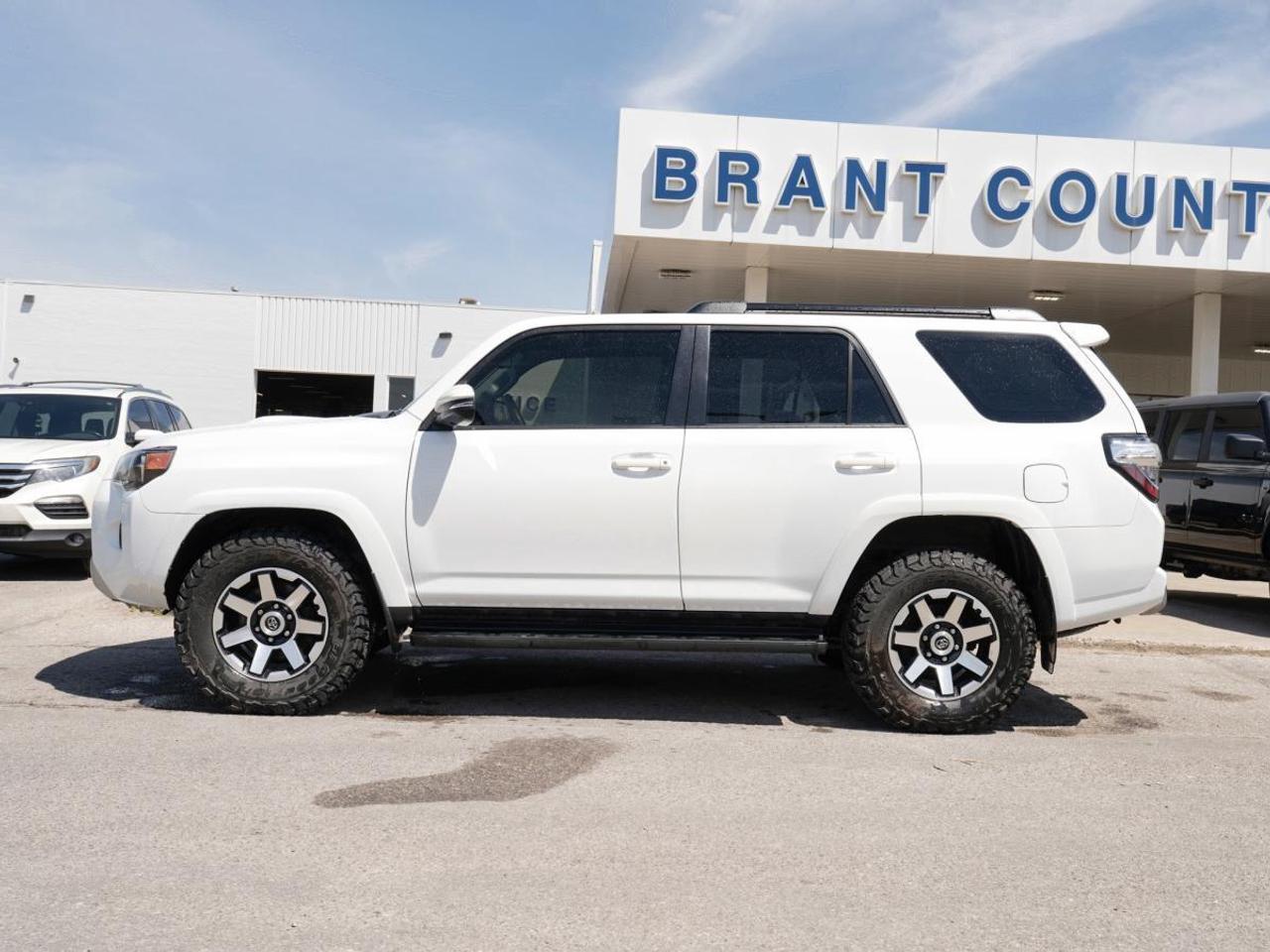 2021 Toyota 4Runner 4WD/ FRESH PIECE OF MACHINERY! Photo2