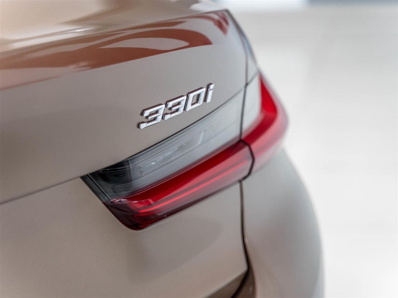 2019 BMW 318 330i xDrive|Sport Line|Navigation|Blind Spot|Rear Camera|Rare Colour Combo Photo