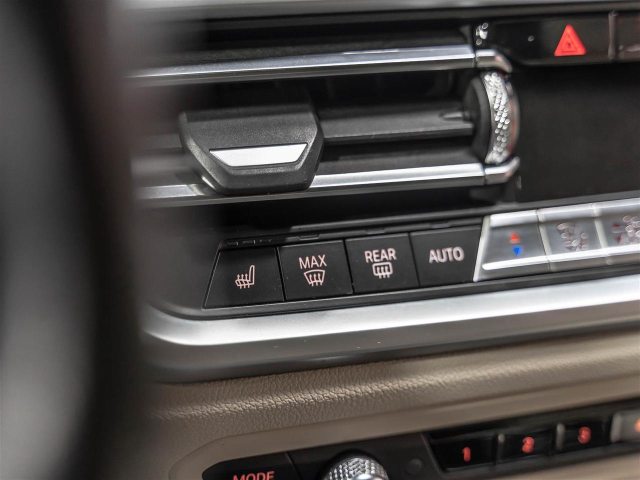 2019 BMW 318 330i xDrive|Sport Line|Navigation|Blind Spot|Rear Camera|Rare Colour Combo Photo