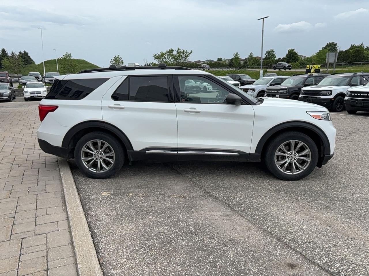 2020 Ford Explorer LOCAL TRADE! EXWAY SERVICED! LOADED 202A! ROOF,20s Photo3