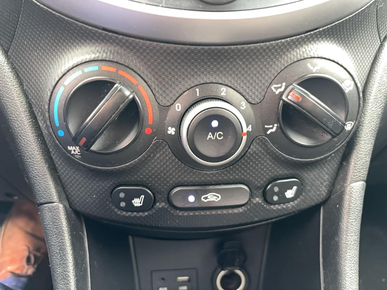 2017 Hyundai Accent HATCH, AUTOMATIC, CLOTH, AS TRADED! Photo