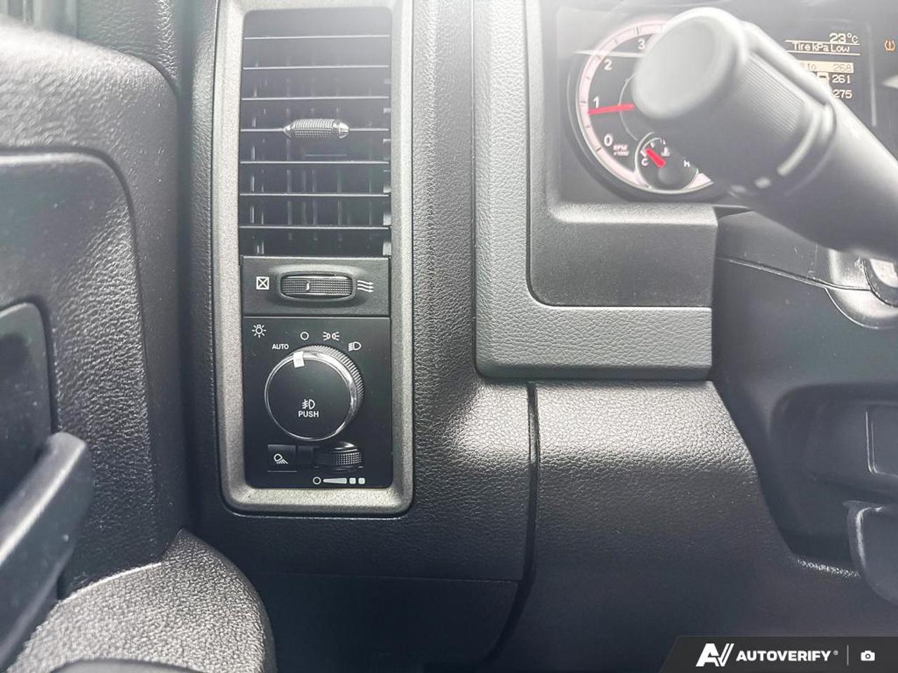 2019 RAM 1500 Classic EXPRESS / NO ACCIDENTS / 4X4 / 5.7L / HTD SEATS Photo