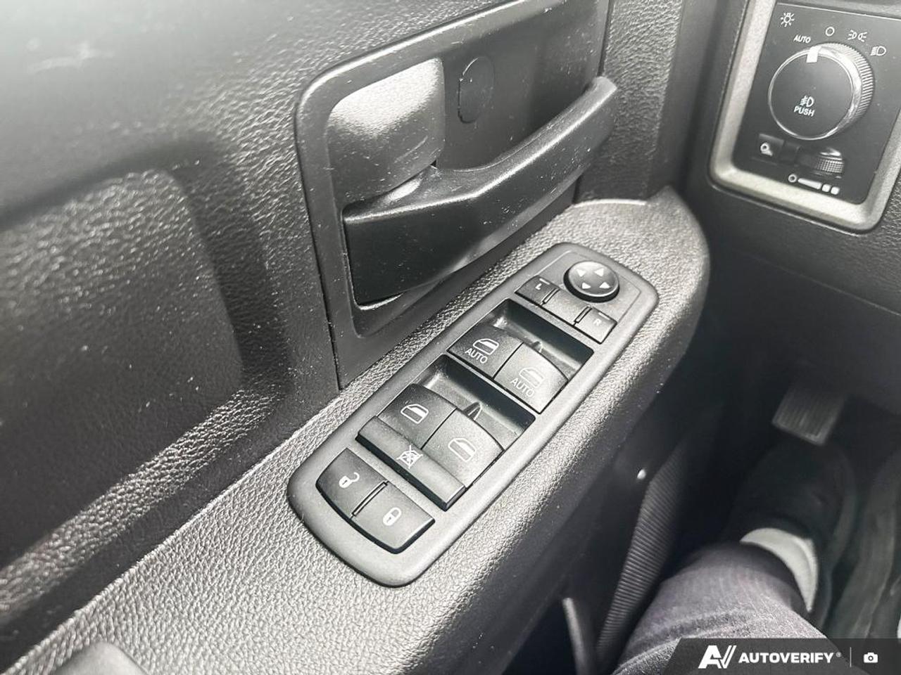 2019 RAM 1500 Classic EXPRESS / NO ACCIDENTS / 4X4 / 5.7L / HTD SEATS Photo