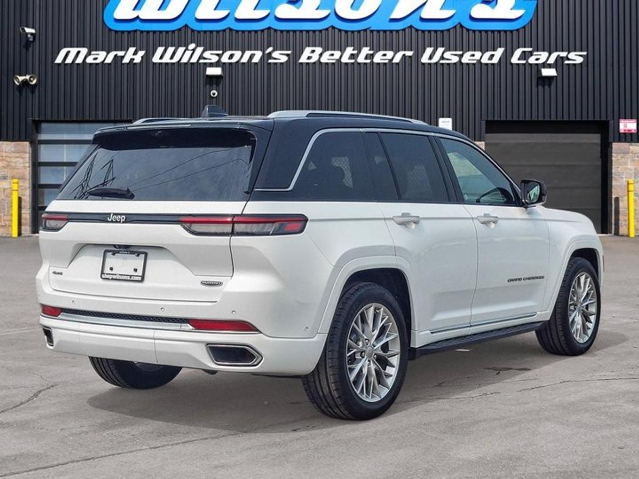 2023 Jeep Grand Cherokee Summit 4x4 | Leather | Pano Sunroof | Rear Entertainment | Heads Up Display | BSM | and More ! Photo4