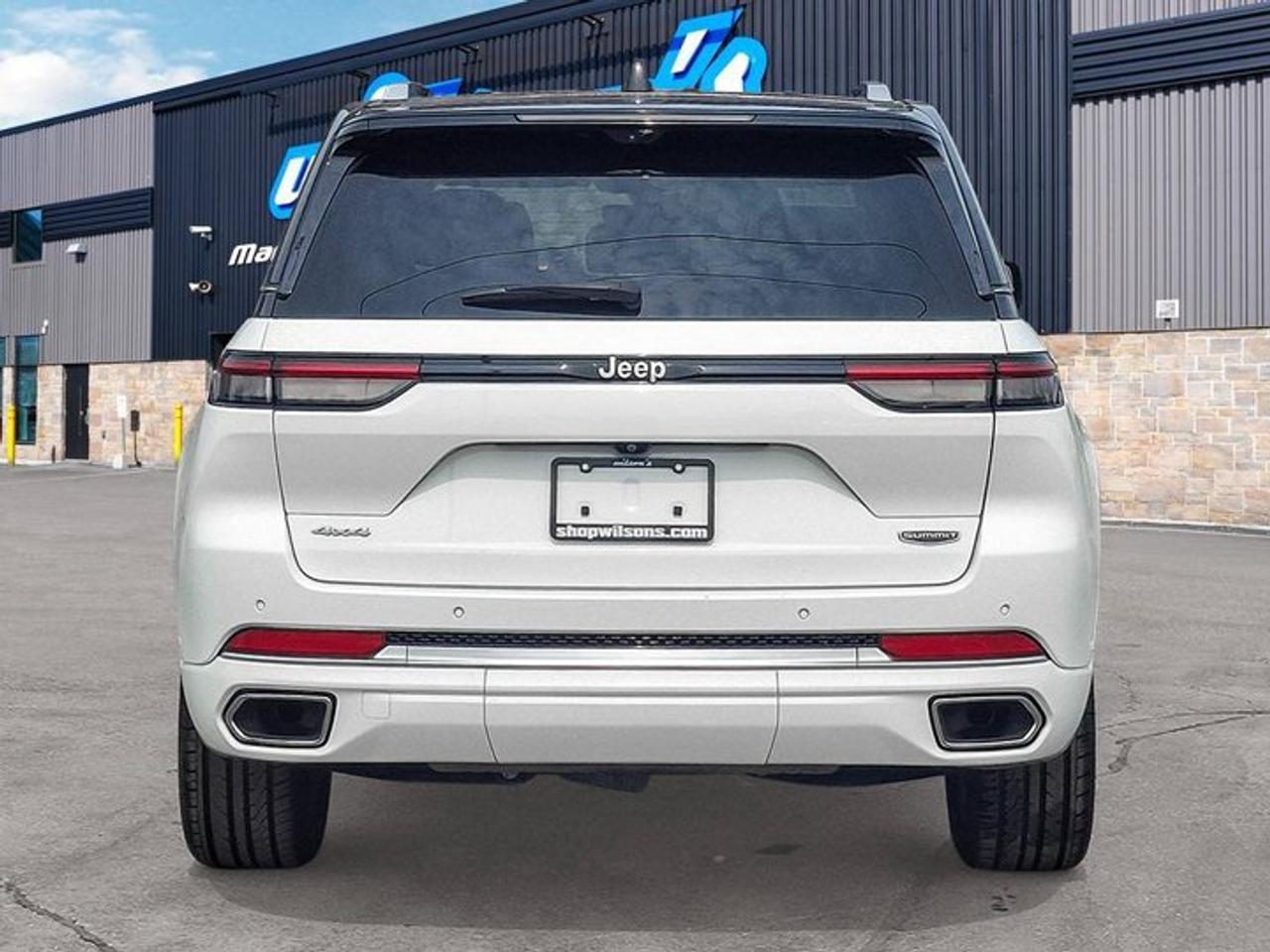 2023 Jeep Grand Cherokee Summit 4x4 | Leather | Pano Sunroof | Rear Entertainment | Heads Up Display | BSM | and More ! Photo