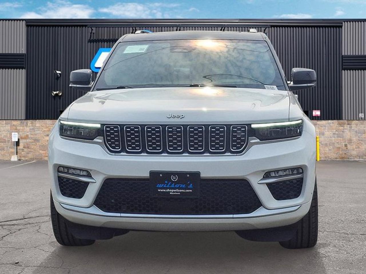 2023 Jeep Grand Cherokee Summit 4x4 | Leather | Pano Sunroof | Rear Entertainment | Heads Up Display | BSM | and More ! Photo