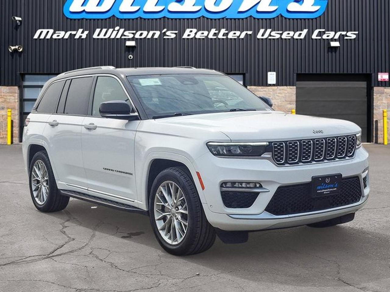 2023 Jeep Grand Cherokee Summit 4x4 | Leather | Pano Sunroof | Rear Entertainment | Heads Up Display | BSM | and More ! Photo