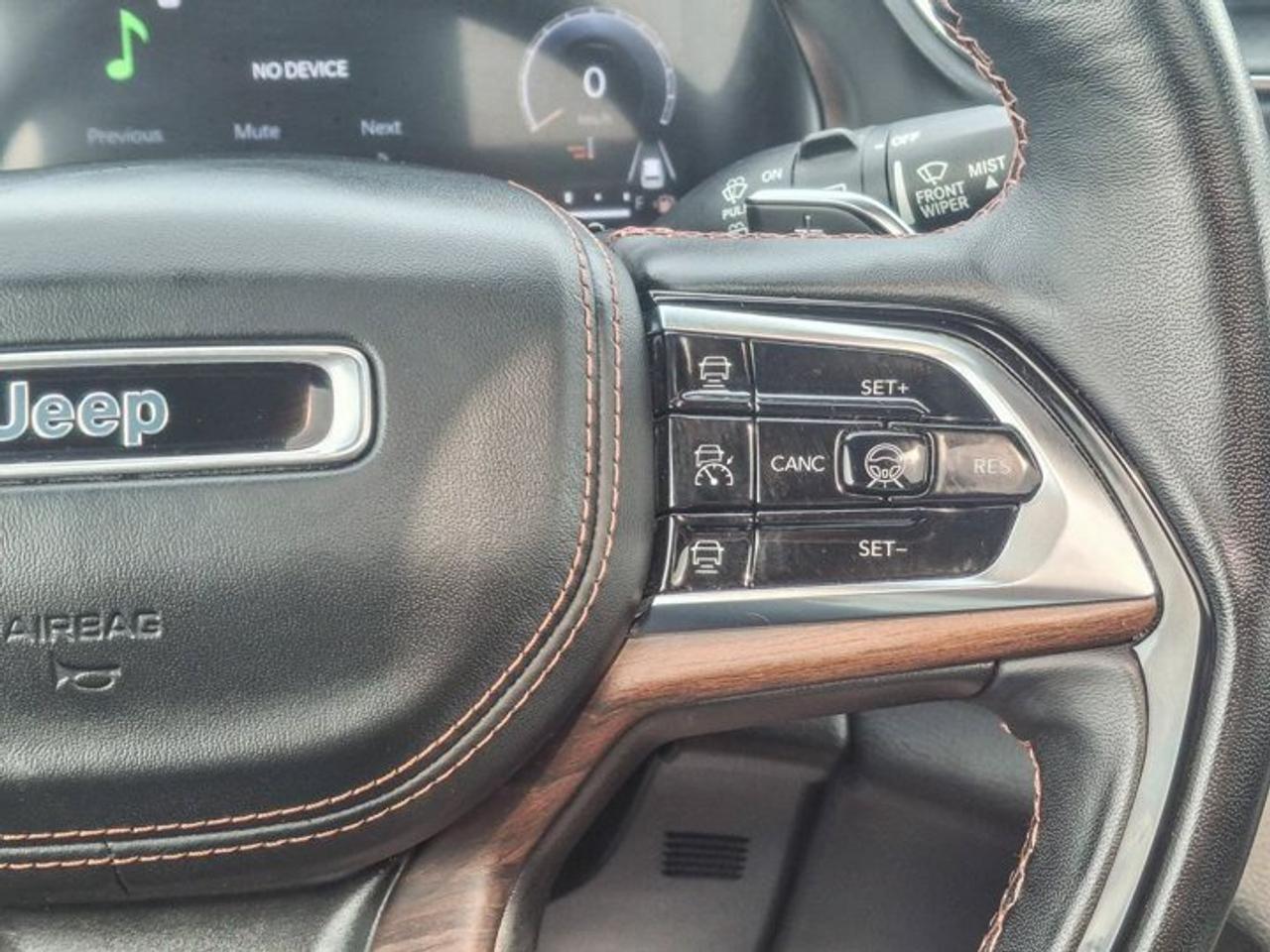 2023 Jeep Grand Cherokee Summit 4x4 | Leather | Pano Sunroof | Rear Entertainment | Heads Up Display | BSM | and More ! Photo