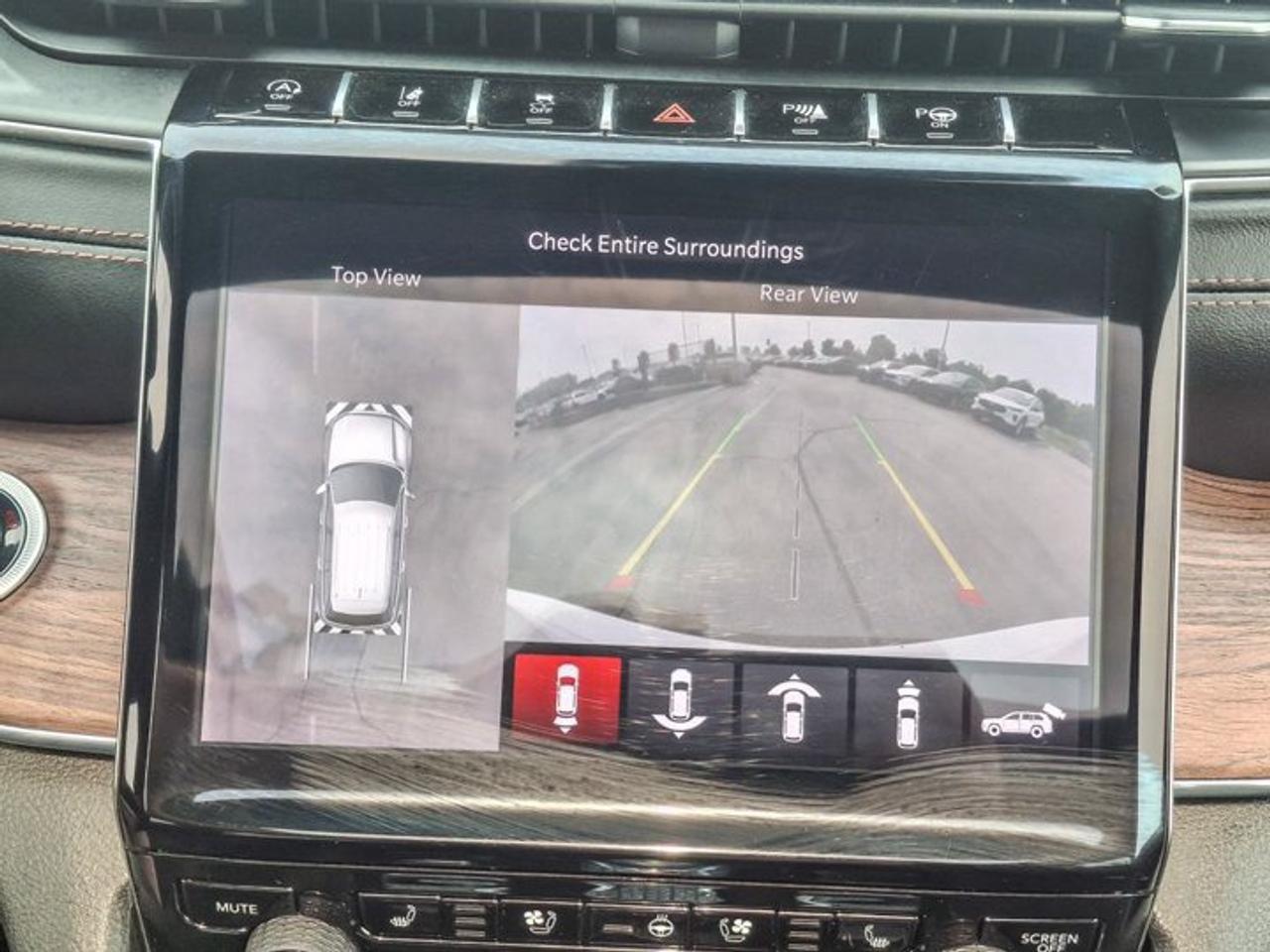 2023 Jeep Grand Cherokee Summit 4x4 | Leather | Pano Sunroof | Rear Entertainment | Heads Up Display | BSM | and More ! Photo
