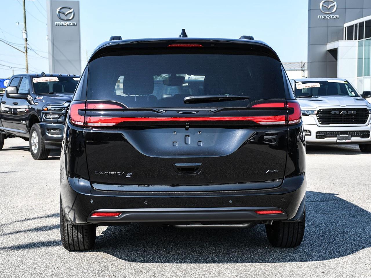 2027 Chrysler Pacifica Select AWD Photo2