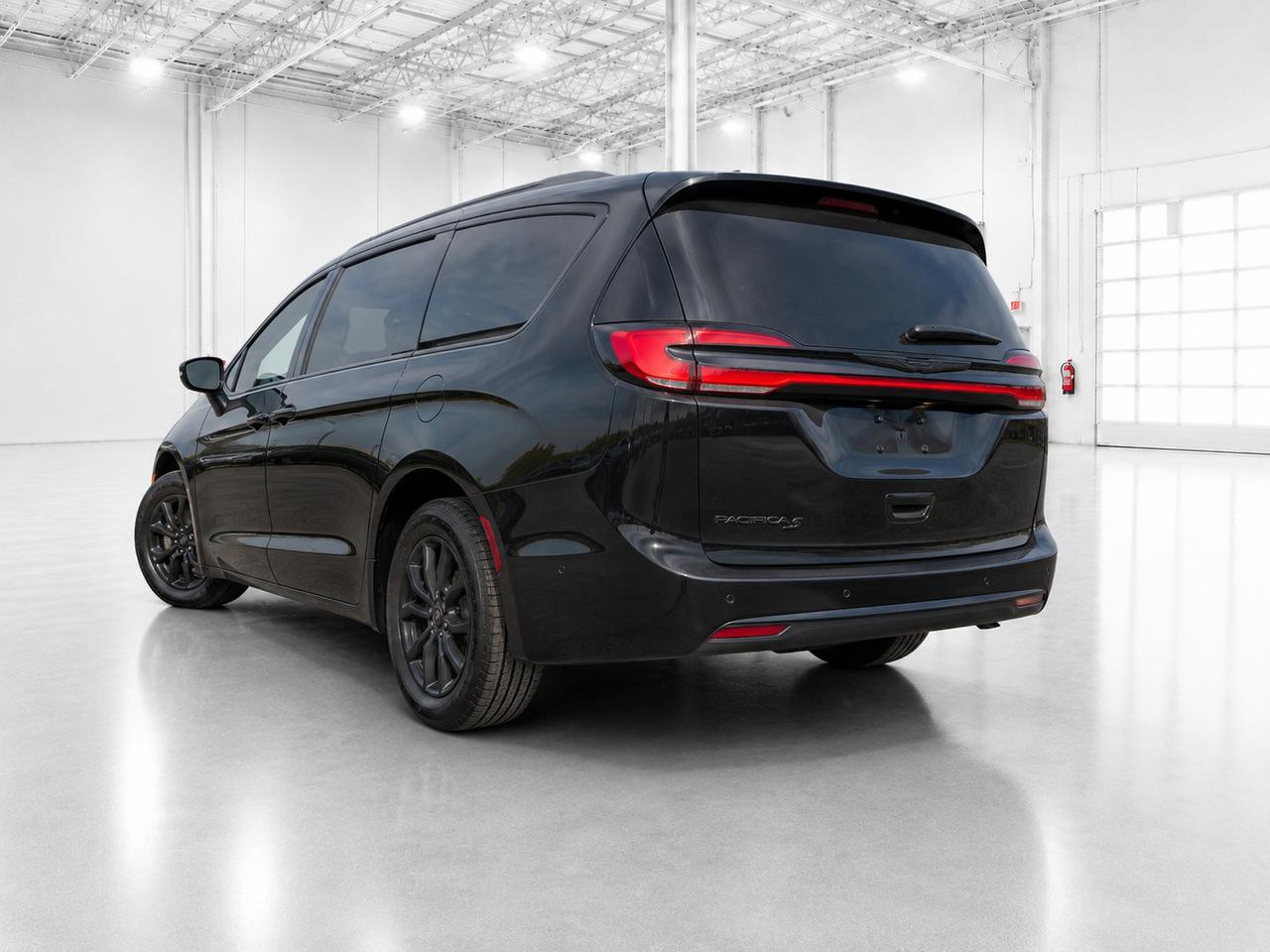 2027 Chrysler Pacifica Select AWD Photo3