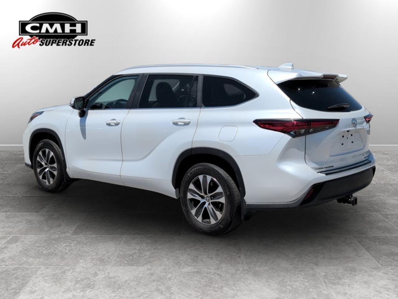2023 Toyota Highlander XLE  **CLEAN CARFAX** Photo