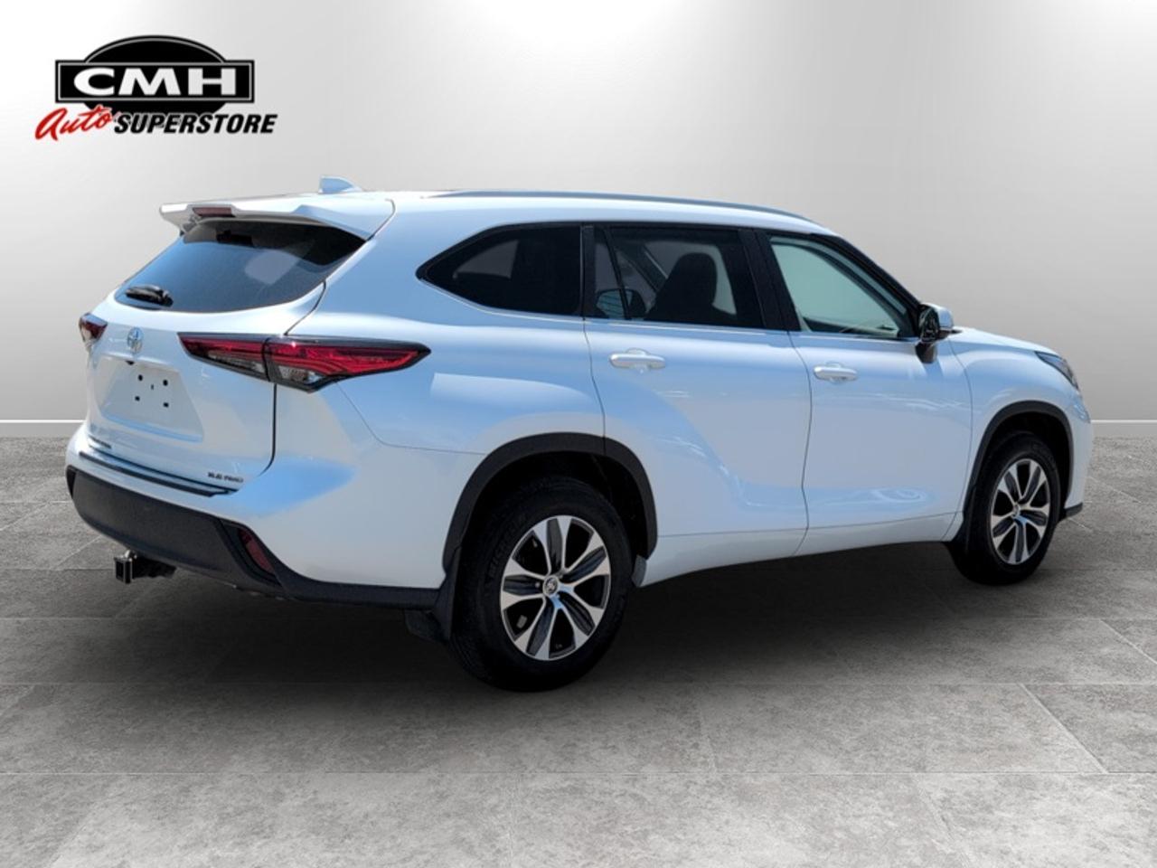 2023 Toyota Highlander XLE  **CLEAN CARFAX** Photo3