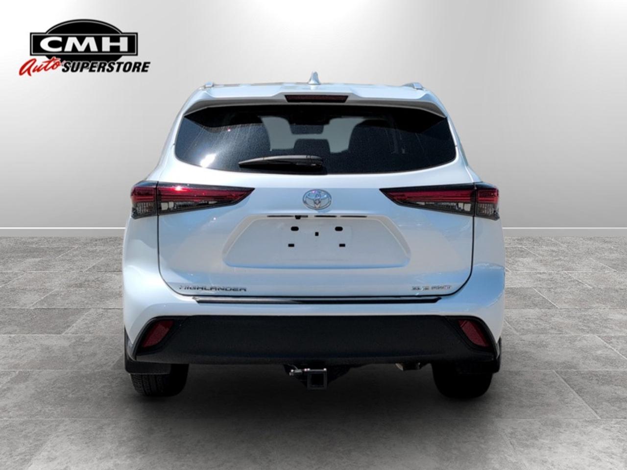 2023 Toyota Highlander XLE  **CLEAN CARFAX** Photo