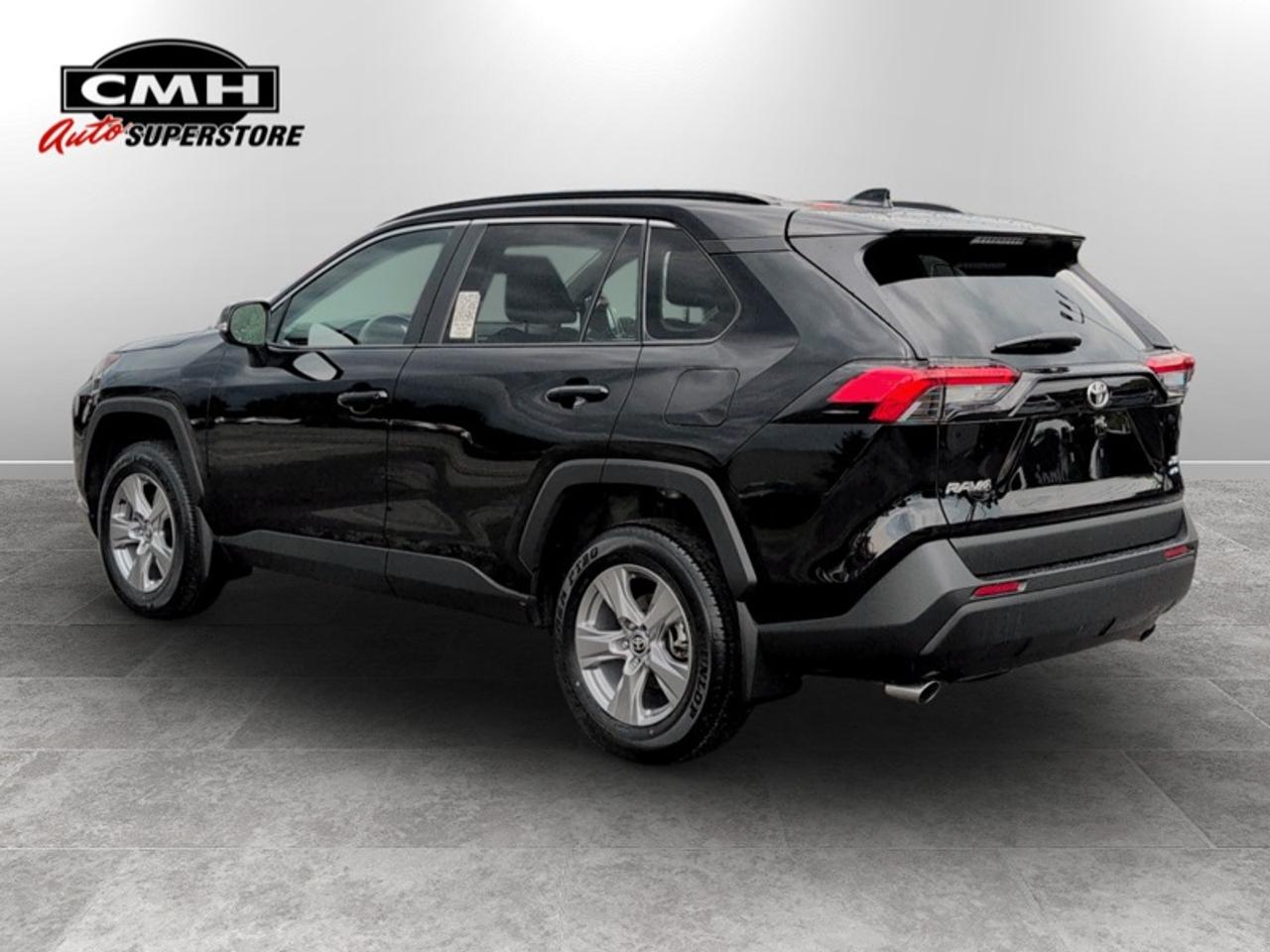 2025 Toyota RAV4 XLE  **CLEAN CARFAX - LOW KMS** Photo2