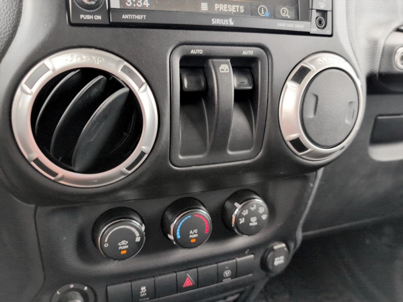 2015 Jeep Wrangler Sahara  **LOW KMS - CLEAN CARFAX** Photo