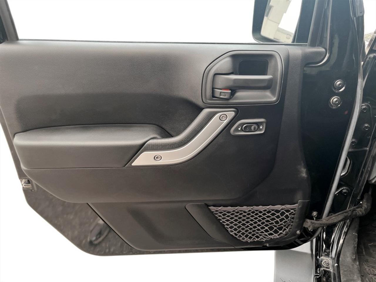 2015 Jeep Wrangler Sahara  **LOW KMS - CLEAN CARFAX** Photo