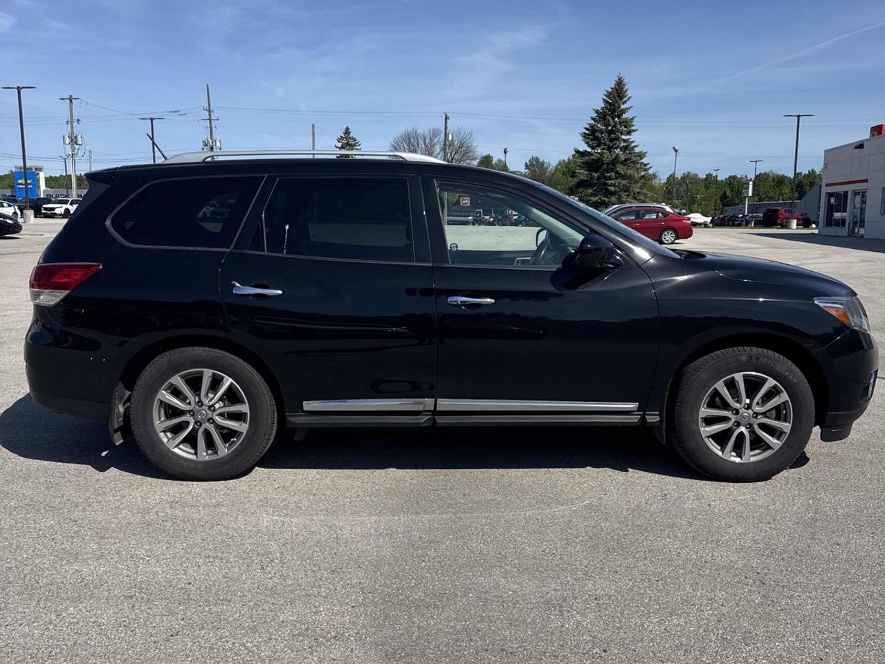 2016 Nissan Pathfinder SL - NO ACCIDENTS - ONE OWNER Photo2