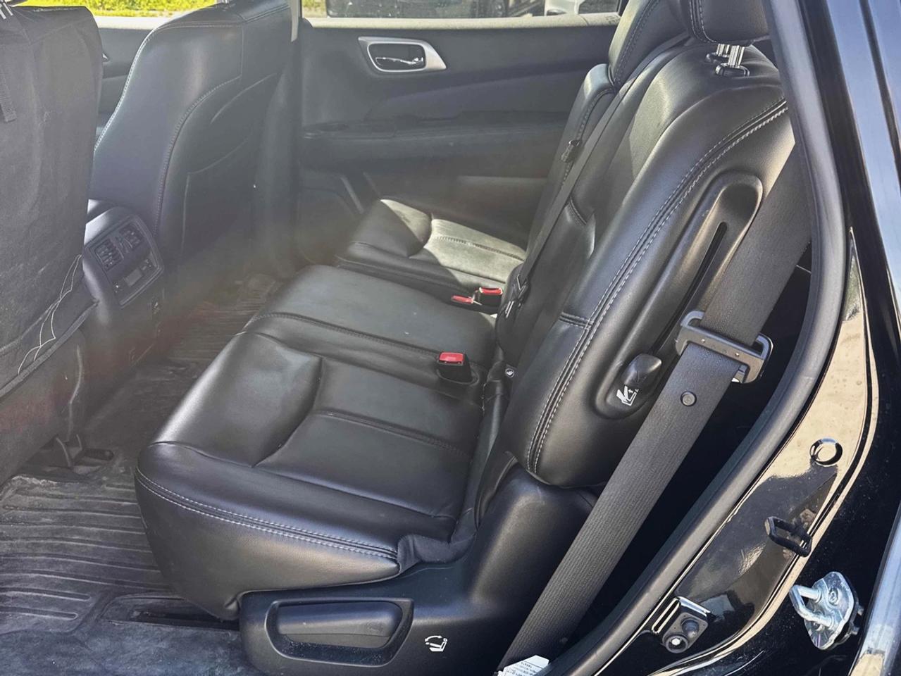 2016 Nissan Pathfinder SL - NO ACCIDENTS - ONE OWNER Photo