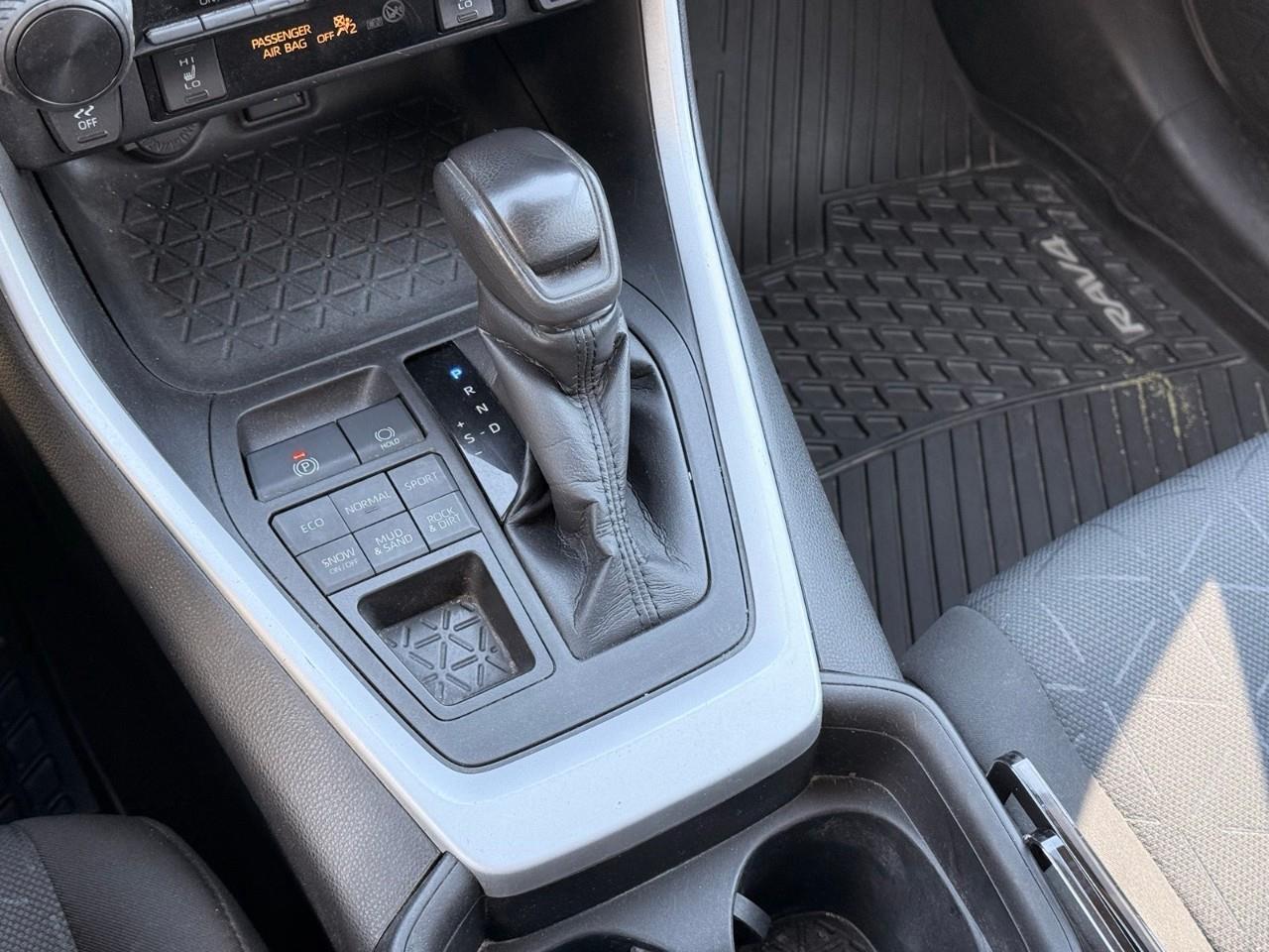 2021 Toyota RAV4 LE Photo