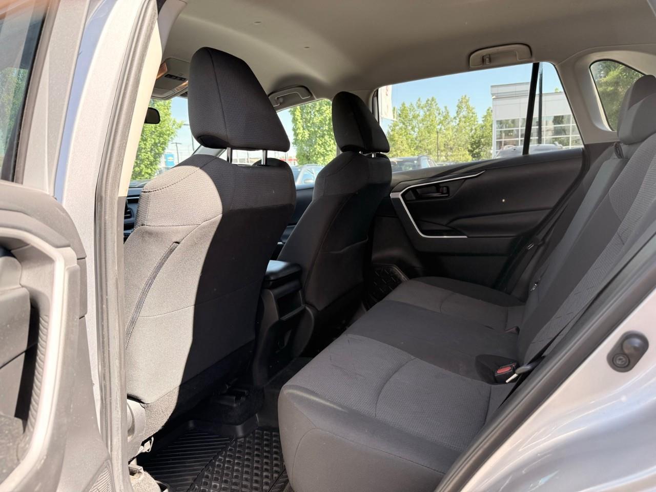 2021 Toyota RAV4 LE Photo