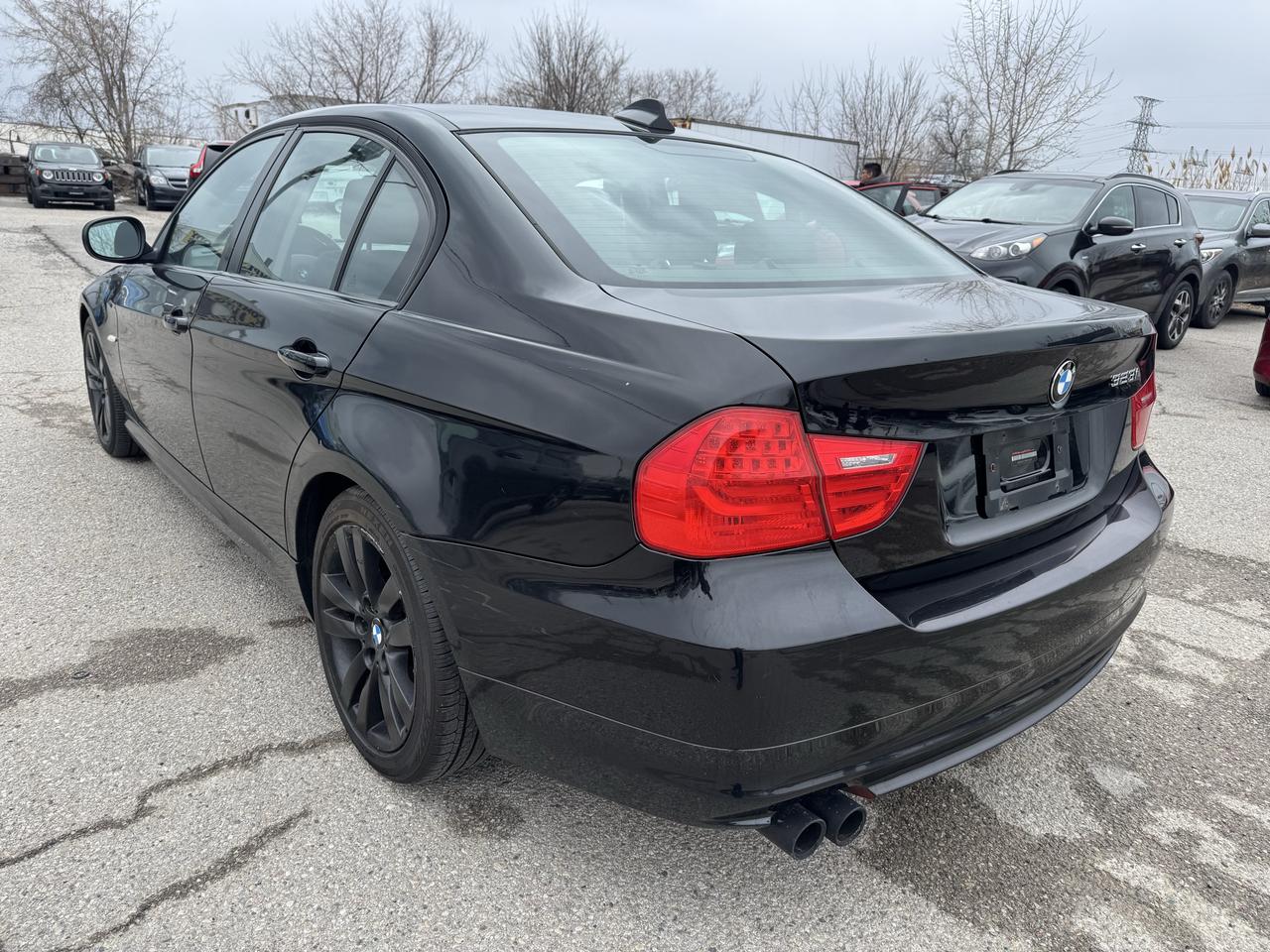 2011 BMW 3 Series 323i Photo