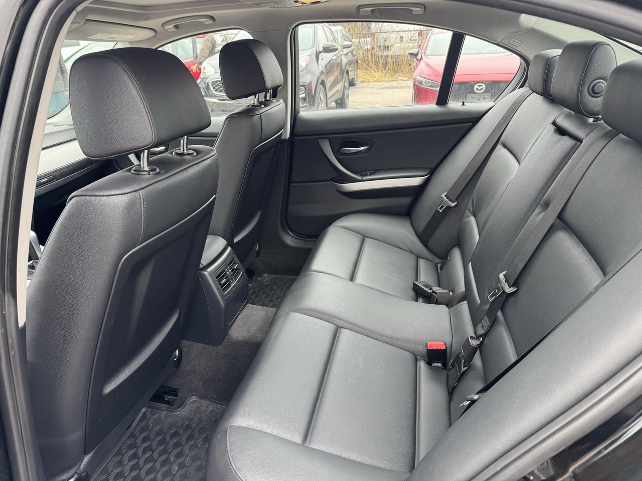 2011 BMW 3 Series 323i Photo