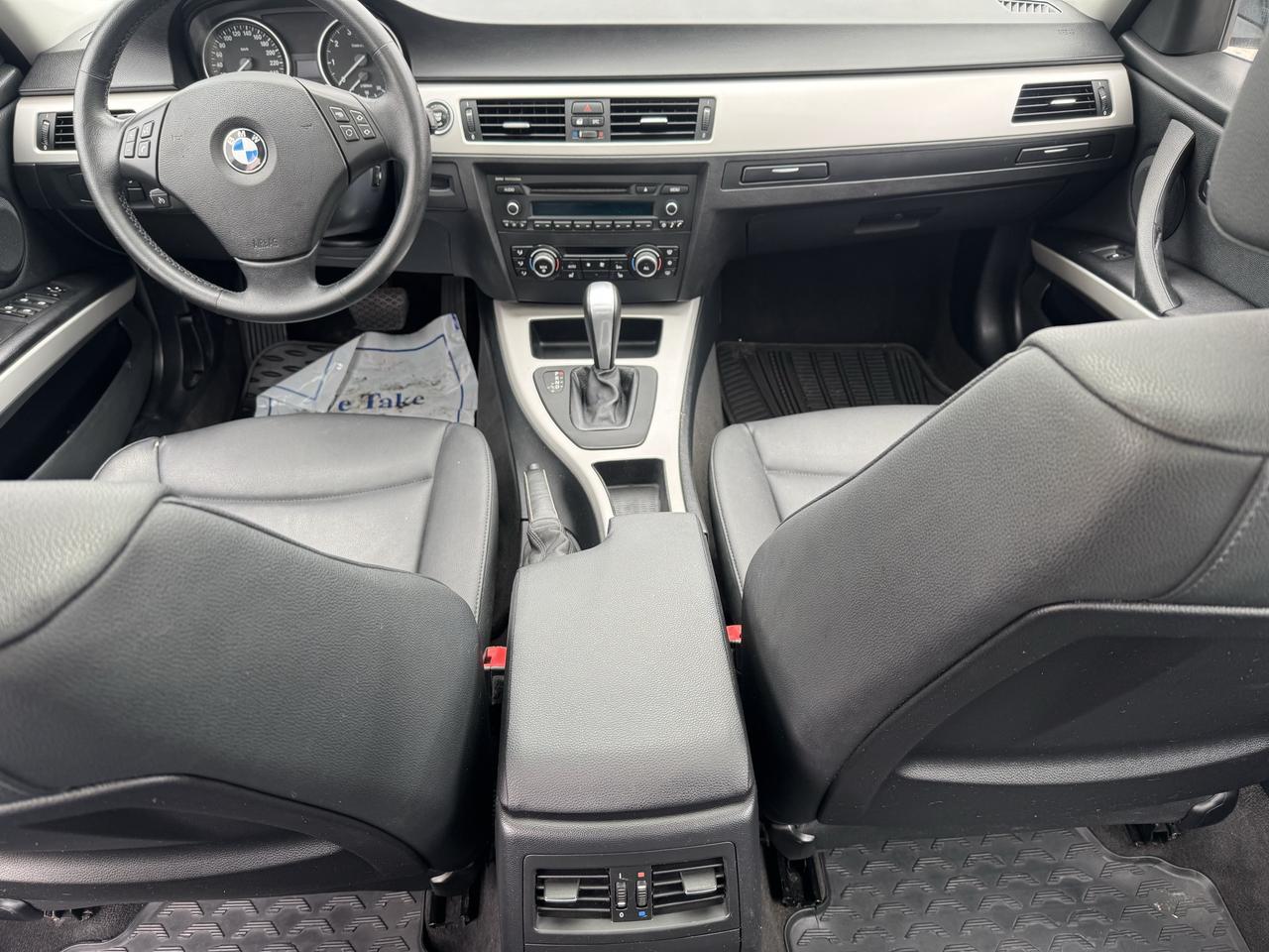 2011 BMW 3 Series 323i Photo