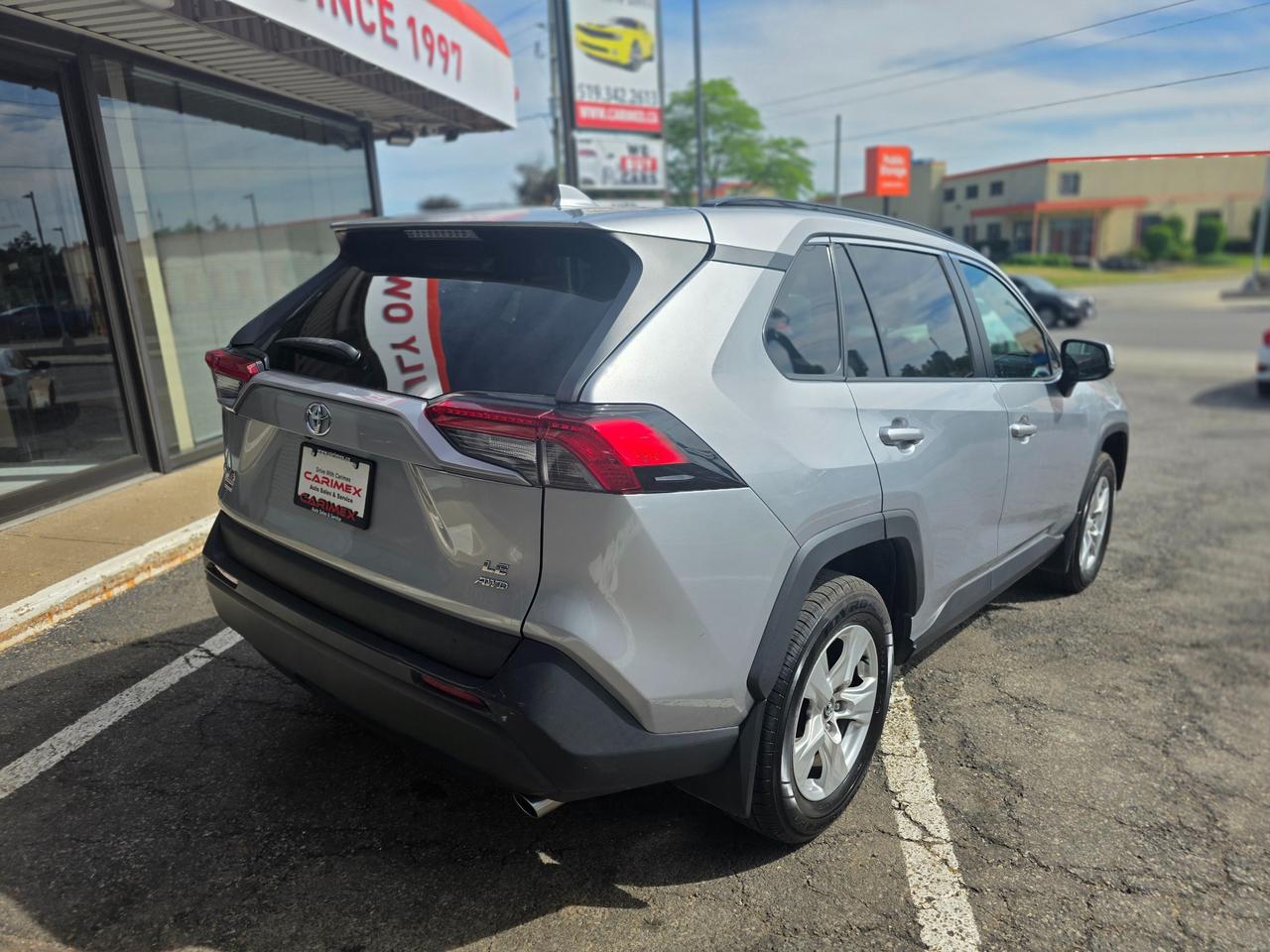 2019 Toyota RAV4 LE AWD | Dealer Serviced | Heated Seats | Backup Camera Photo4