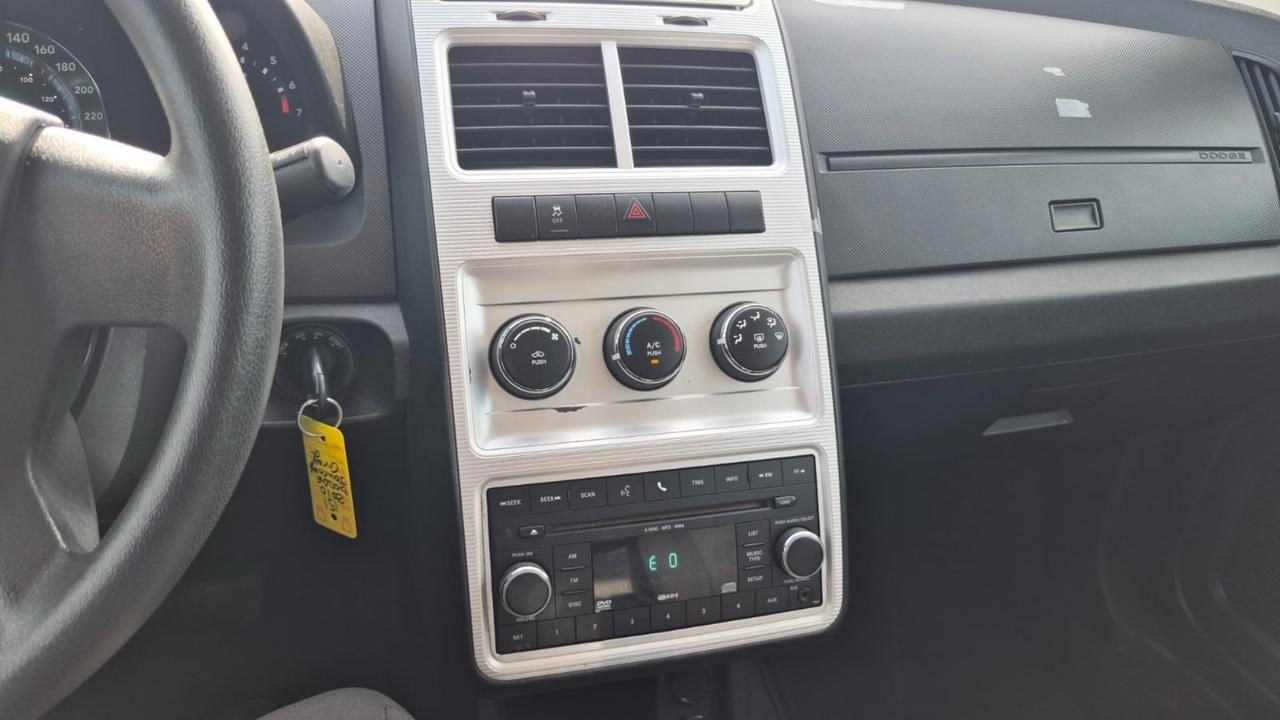 2010 Dodge Journey SE, LOW KMS, ONLY 82,000KMS, AUTO, 4 CYL, CERT Photo