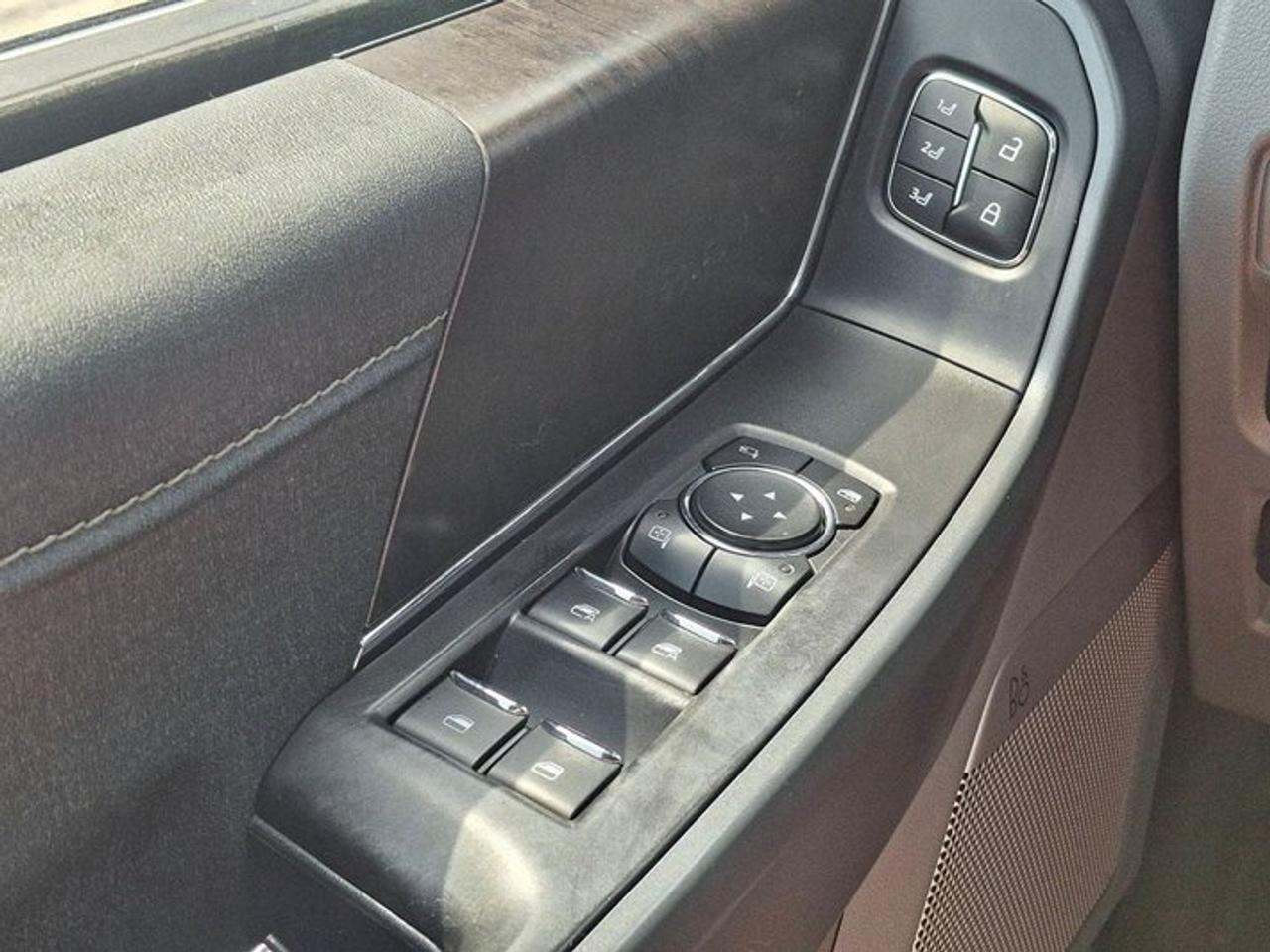 2021 Ford F-150 LARIAT Crew 4X4 | 360 Camera | Leather | B&O Sound | Cooled + Heated Seats | and More ! Photo