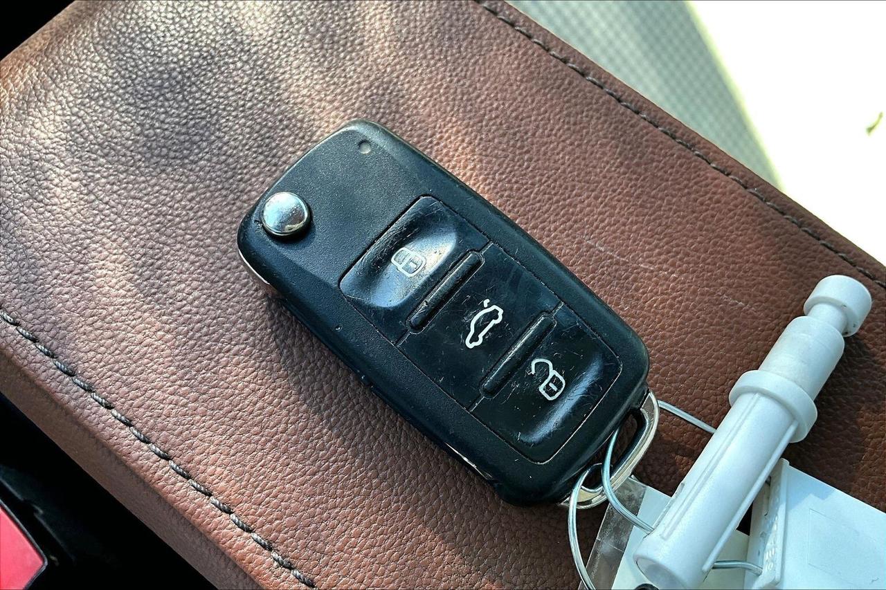 2017 Volkswagen Beetle CLASSIC   POWER TOP   HEATED SEATS   CARPLAY Photo